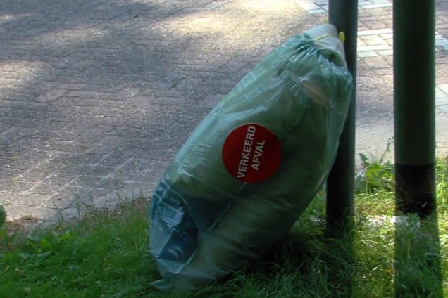 Aalburg dreigt met boetes voor plastic afval