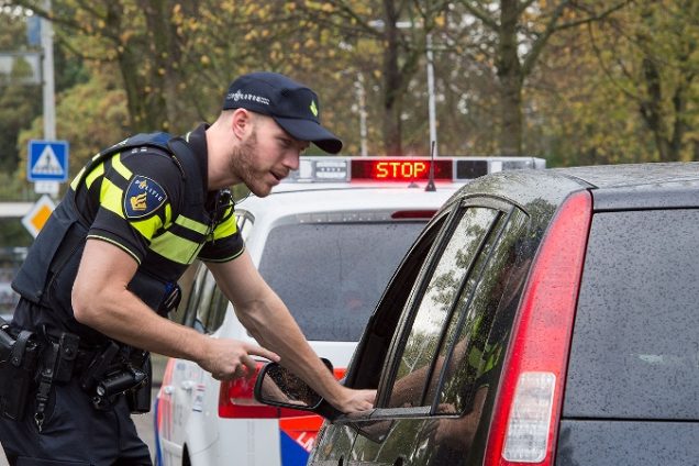 Bestuurder weigert blaastest en beledigt agenten