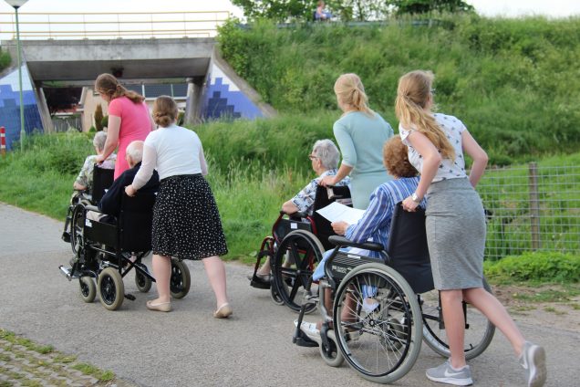 Jong en oud wandelen samen met avondvierdaagse