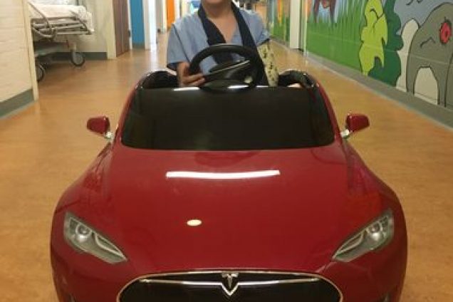 Tesla voor de kinderafdeling van het Beatrixziekenhuis