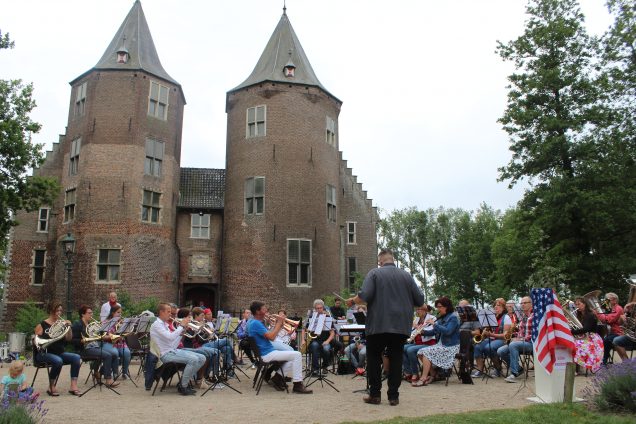 Kasteeltuinconcert door Wilhelmina en St. Ceacilia