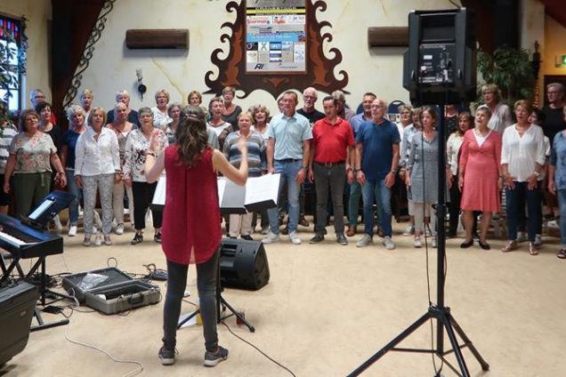 Koren treden op aan de waterkant van de Historische Stadshaven