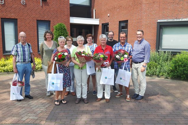 Wethouder Bakker deelt certificaten uit aan vrijwilligers