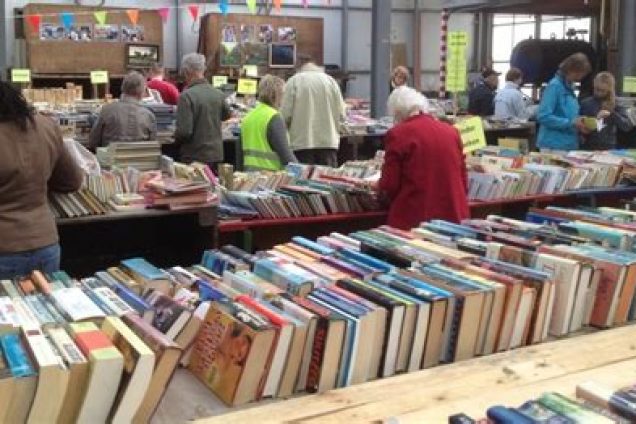 Boekenmarkt deze keer in de Hankse kerk