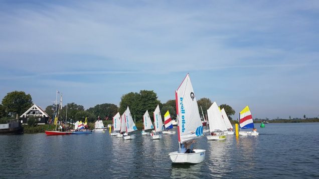 Jeugdzeilwedstrijd op afgedamde Maas