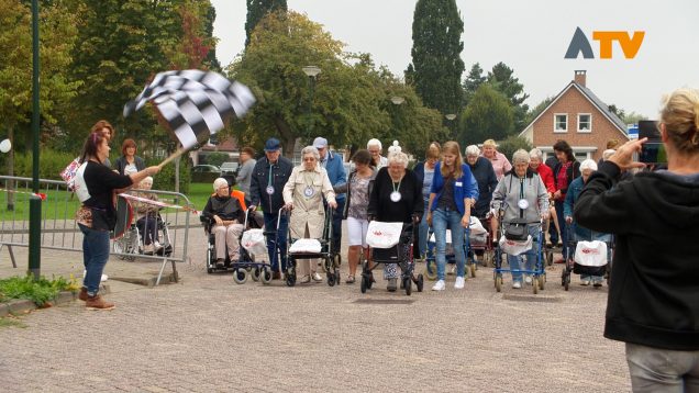 Jong en oud doen mee aan Rollator race in Almkerk