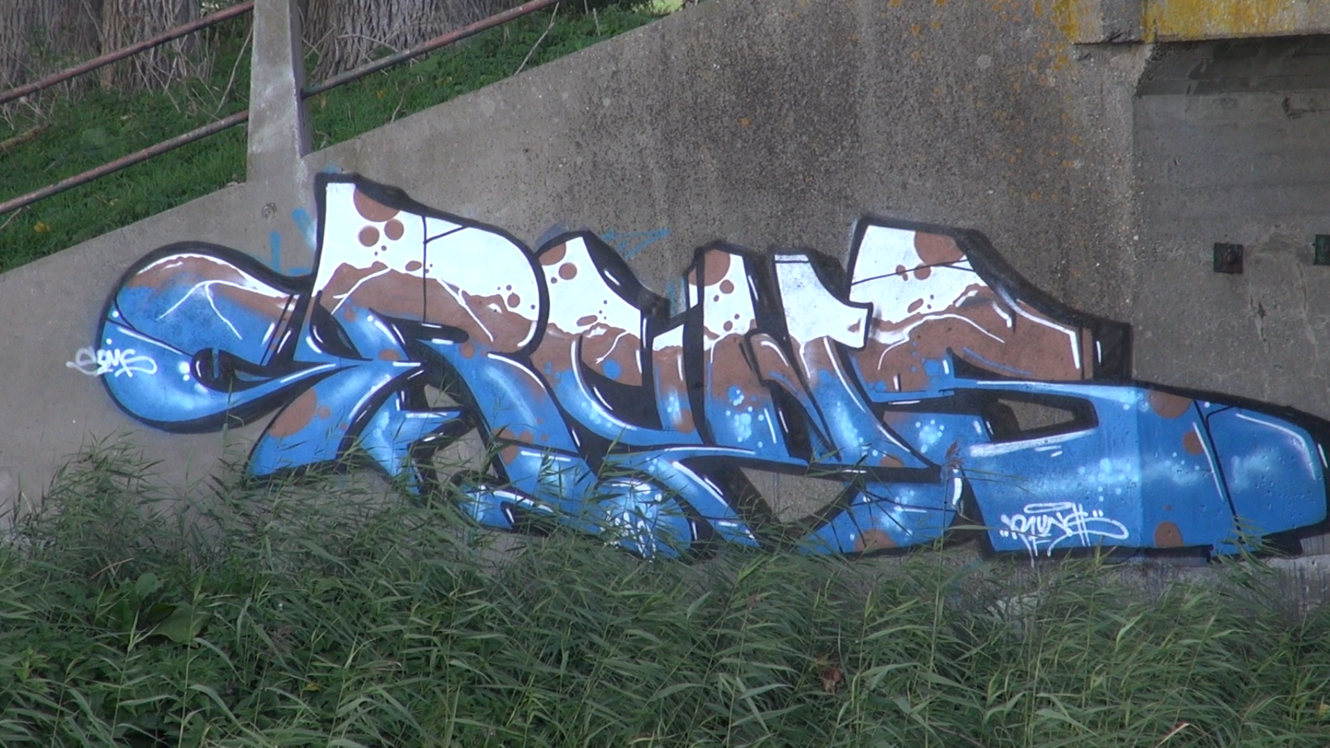 Graffiti op te renoveren brug Jannezand in Hank