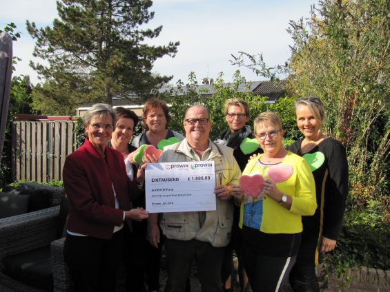 Cheque van 1000 euro overhandigd aan Stichting Leergeld