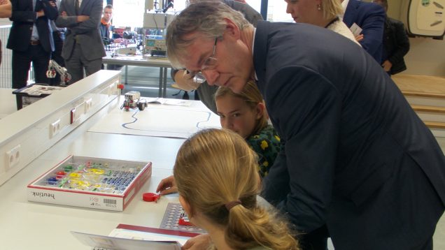 Minister Arie Slob opent bedrijfsschool in Veen