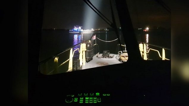 Scheepvaart gestremd bij Werkendam door dwarsliggend schip