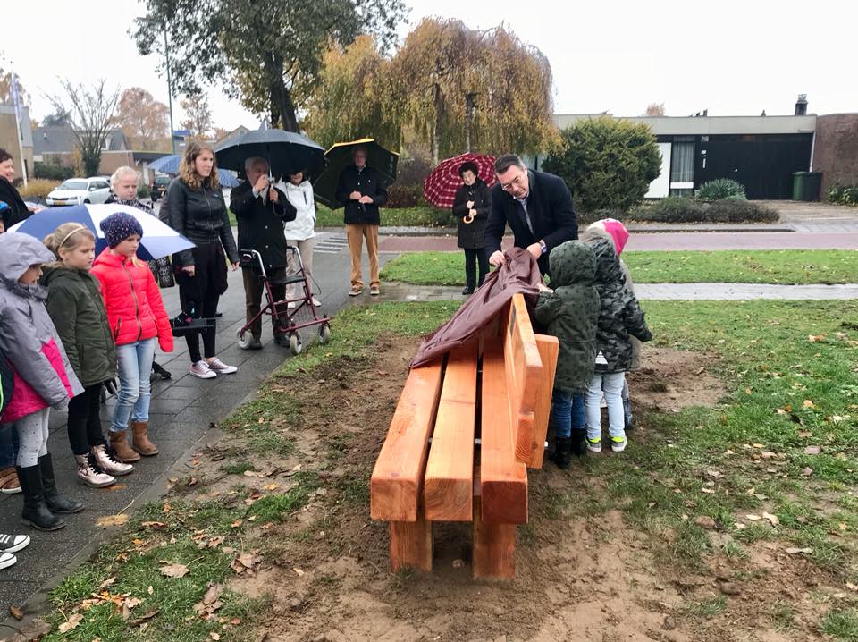 Eerste herinneringsbankjes geplaatst