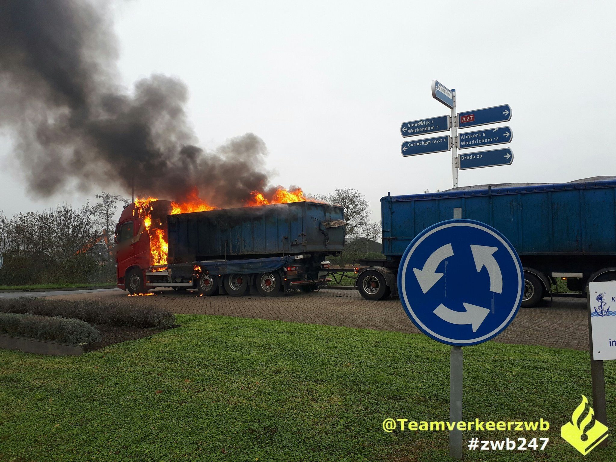 Vrachtwagen uitgebrand op rotonde bij De Tol