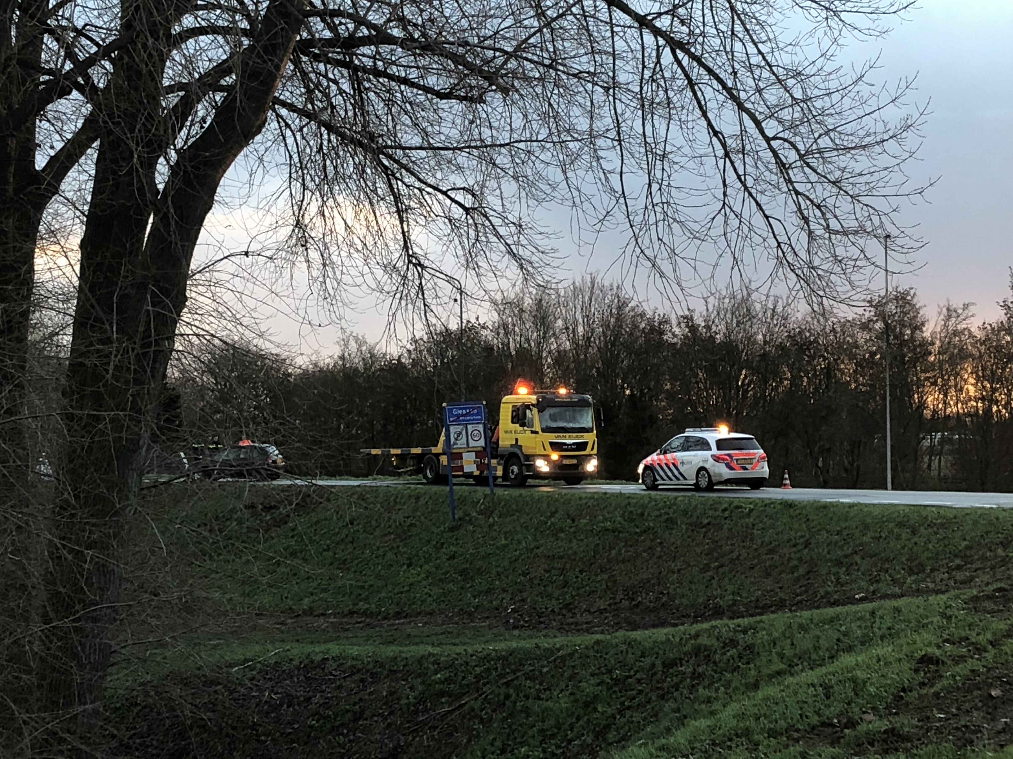 Auto rijdt van Maasdijk in Giessen