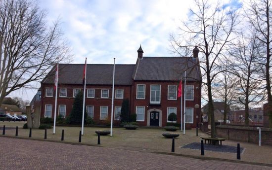 Overdracht gemeentehuis Aalburg aan Hervormde Gemeente Wijk