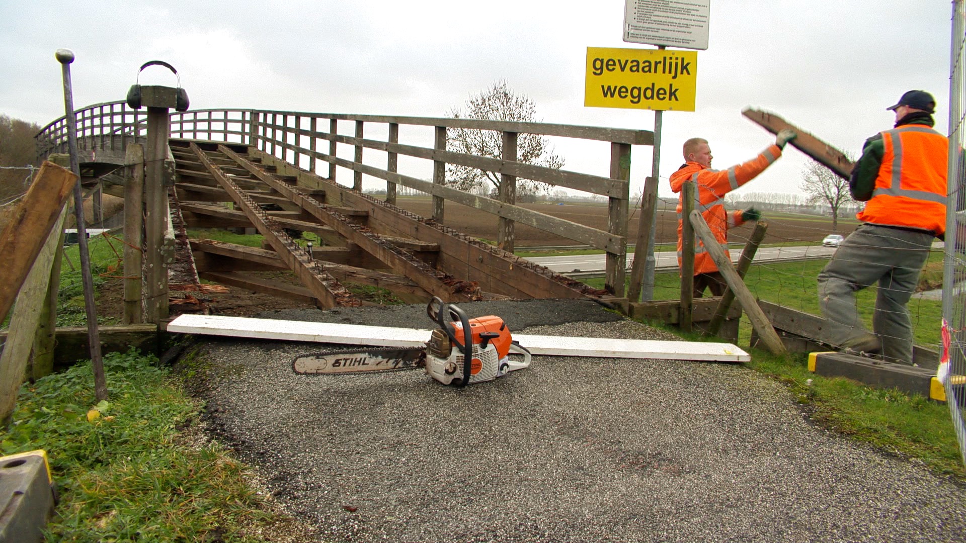 Houten brug over Dijkgraaf den Dekkerweg wordt gerenoveerd