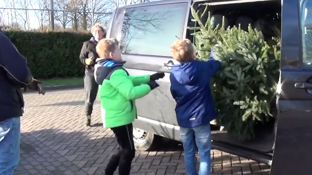 Kinderen in Altena zamelen kerstbomen in