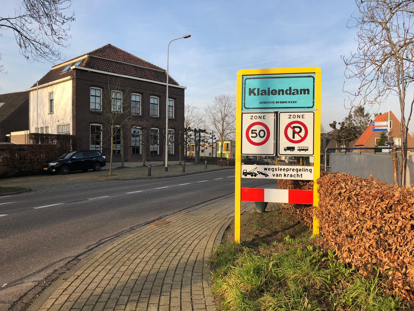 Nieuwe plaatsnaamborden geplaatst in Dussen