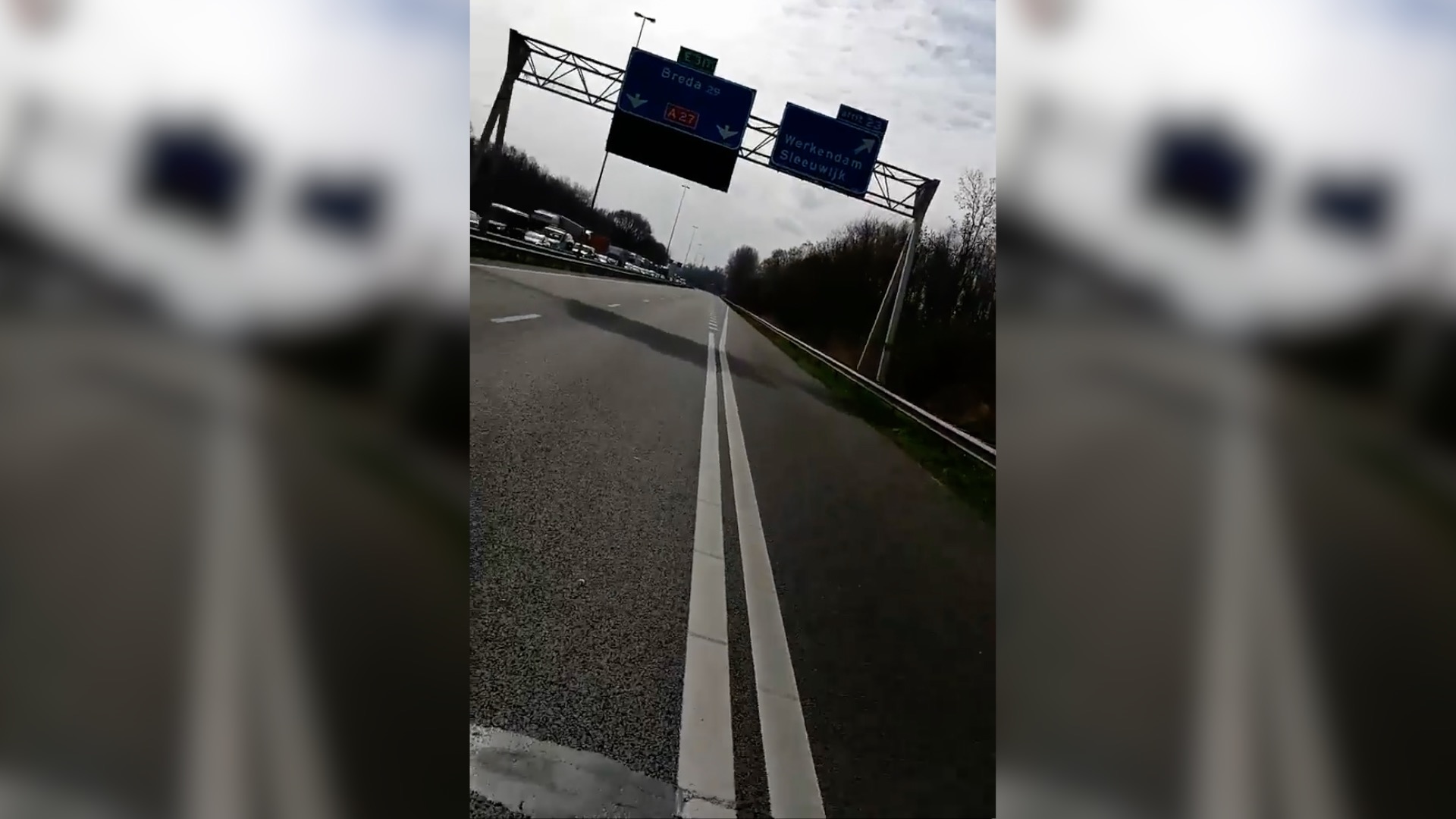 Jongeren fietsen op snelweg bij Werkendam