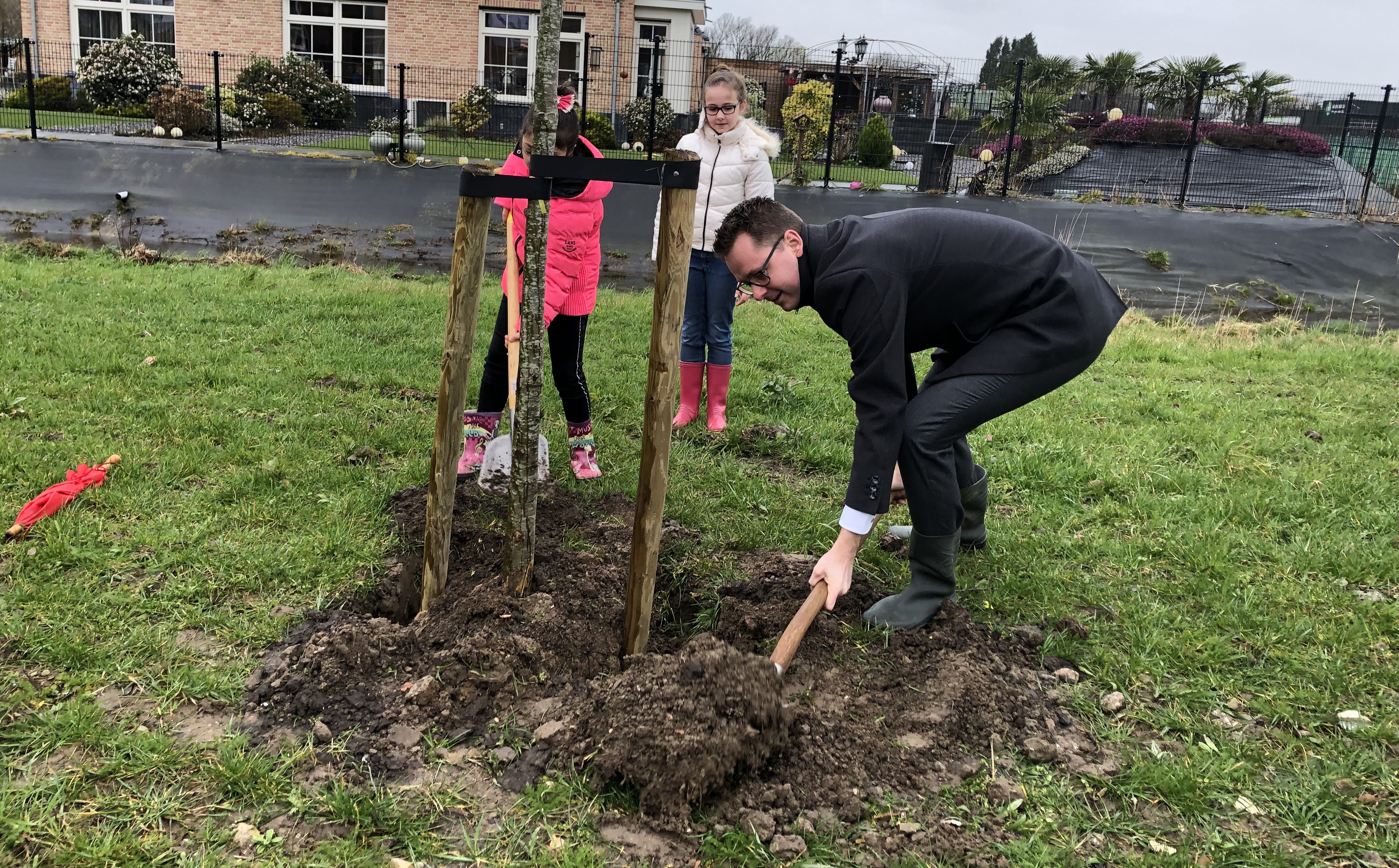 10 fruitbomen geplant in Veen tijdens boomfeestdag