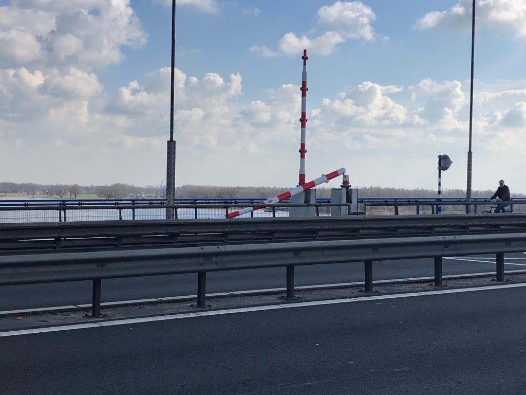 Slagboom A27 Merwedebrug eruit gereden