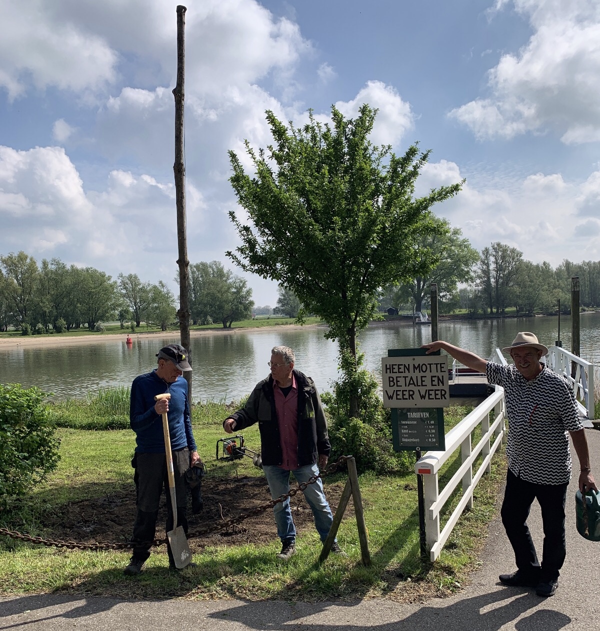 Eerste ‘hop palen’ geplaatst in Woudrichem voor ‘Altena Bier’