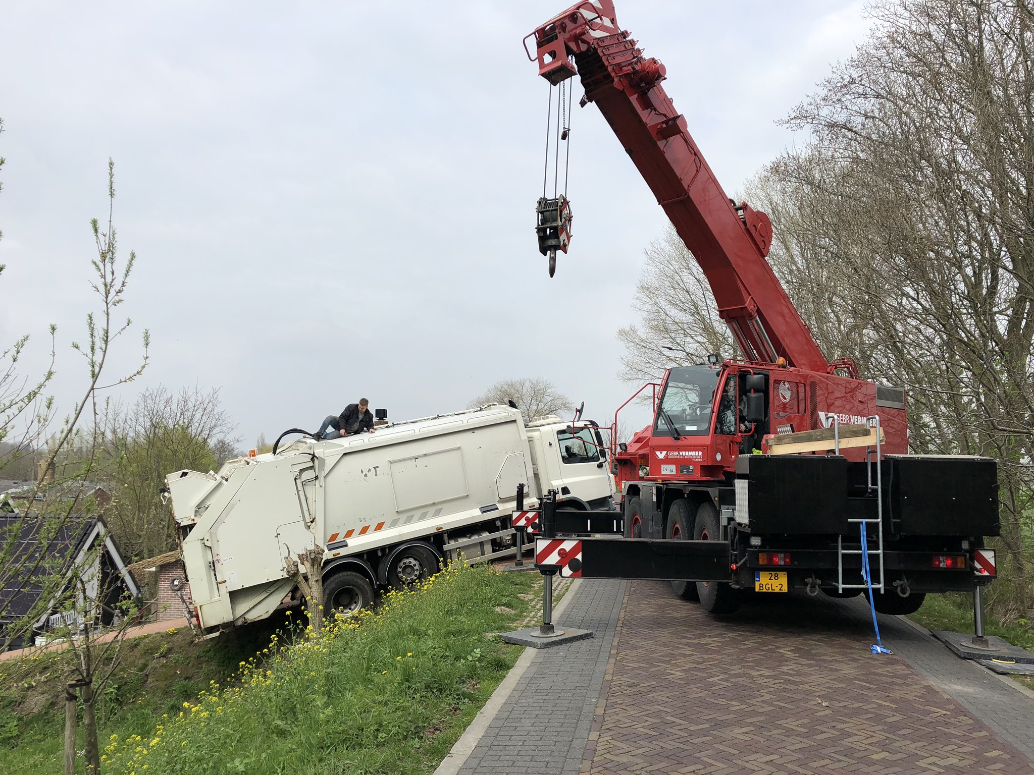 Oud papier wagen maakt een stuurfout op de Maasdijk