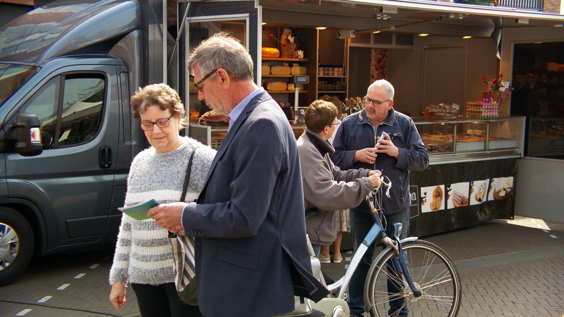 Raadsleden op straat in gesprek over nieuwe burgemeester