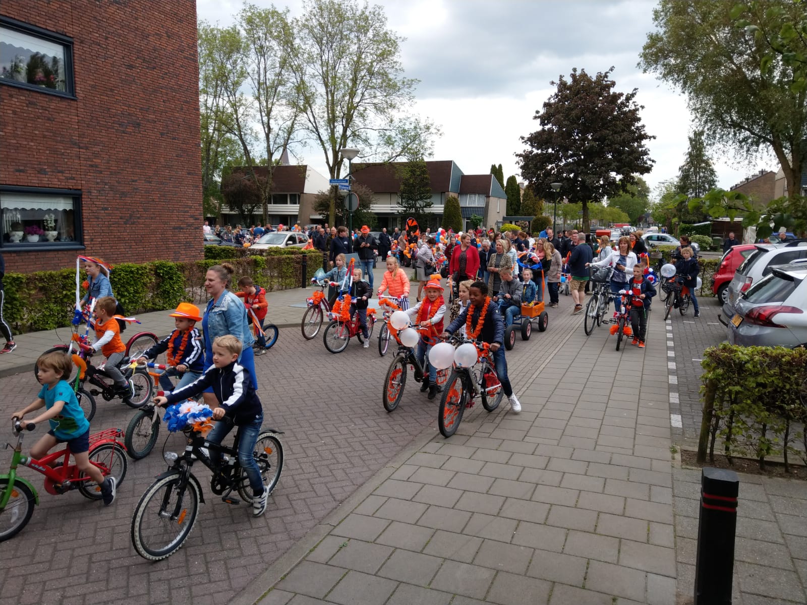 Ondanks het weer een geslaagde Koningsdag in Altena