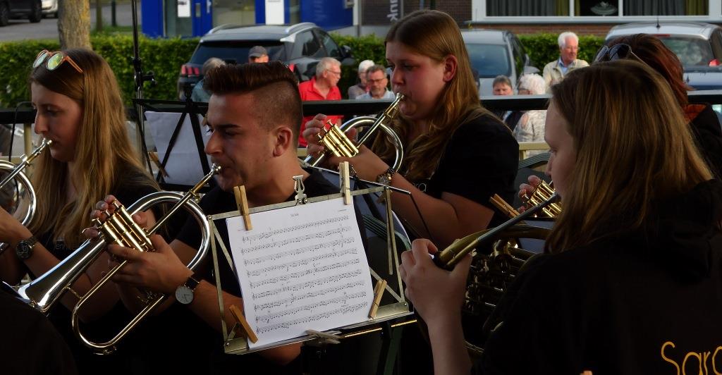 Concert JA! Jeugdfanfare Altena op muziektent Almkerk