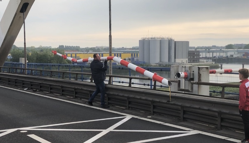 Slagboom eruit gereden op de Merwedebrug