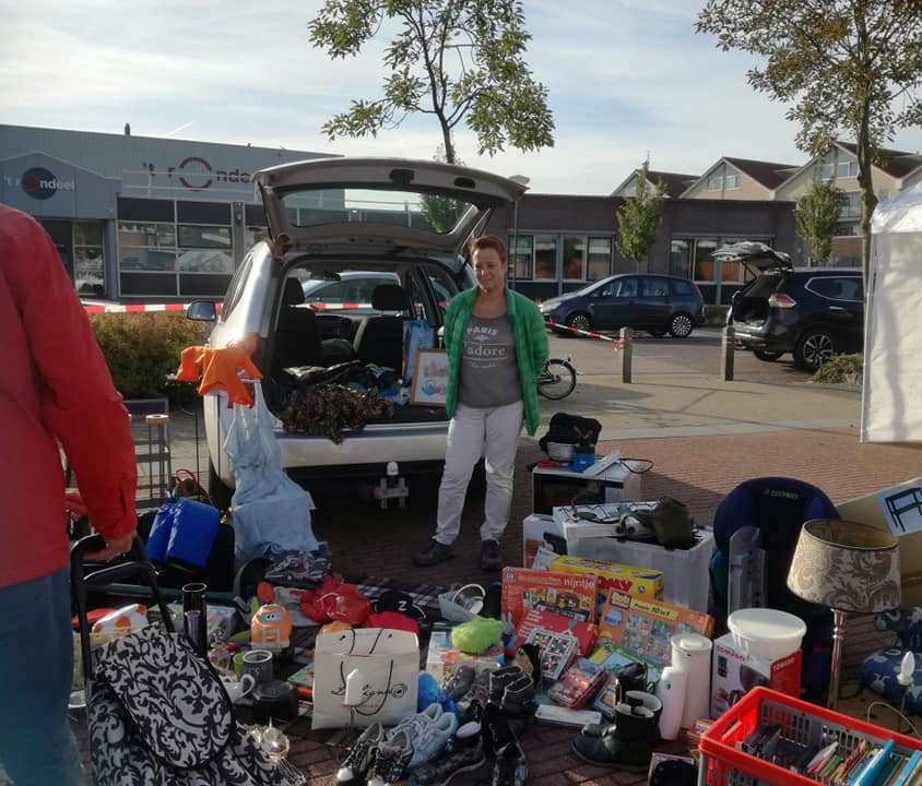 Kofferbakmarkt in Woudrichem door Kunst Na Strijd