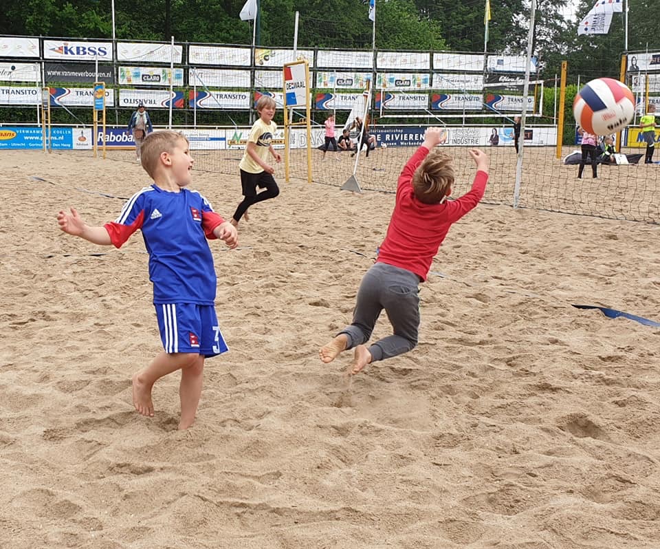 Ook kids kunnen beachvolleyballen in Werkendam