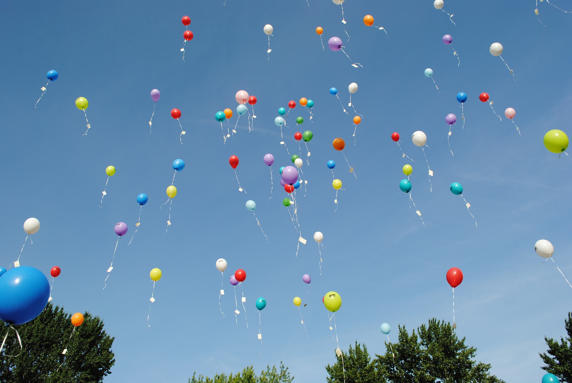 College wil oplaten van ballonnen en gebruik van confetti aan banden leggen