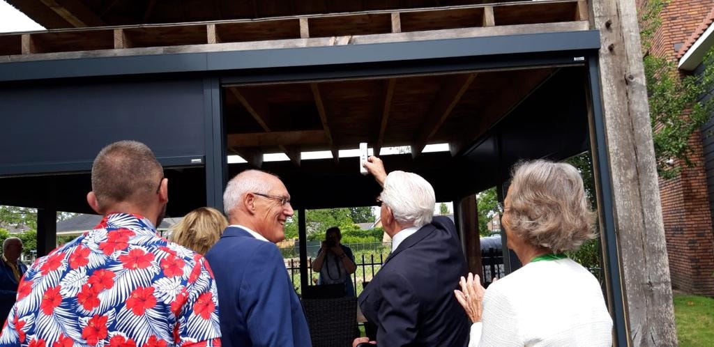 Jan Nico Scholten blij verrast bij afscheid  Vrienden van de Notenhoff