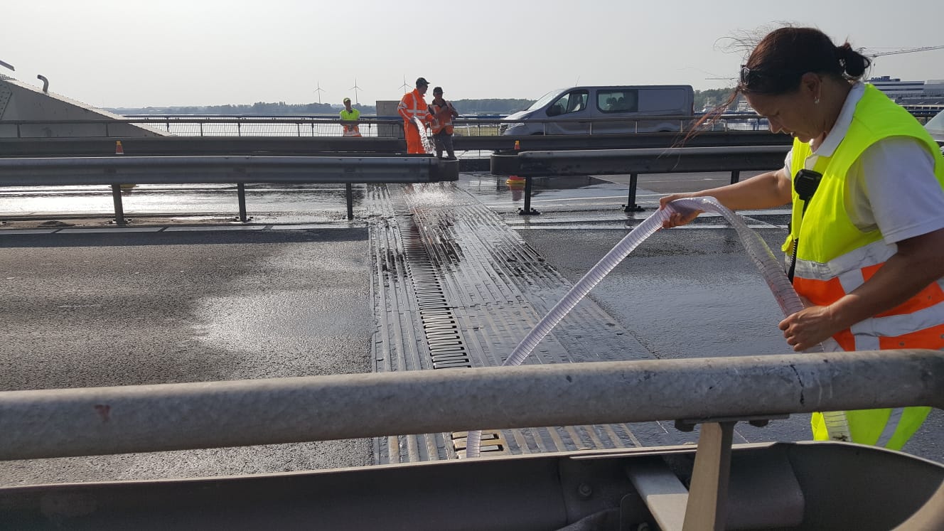 Merwedebrug wordt preventief gekoeld