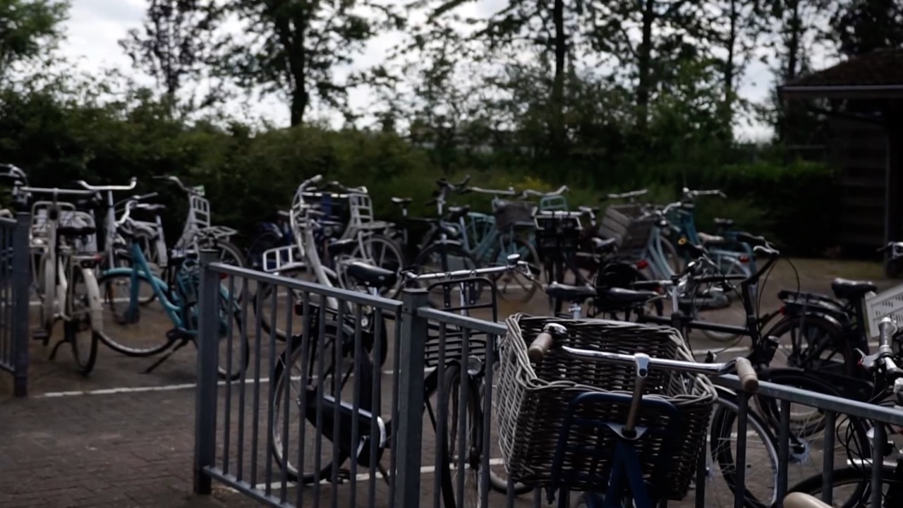 Mobiel in de hand op de fiets gaat dik geld kosten