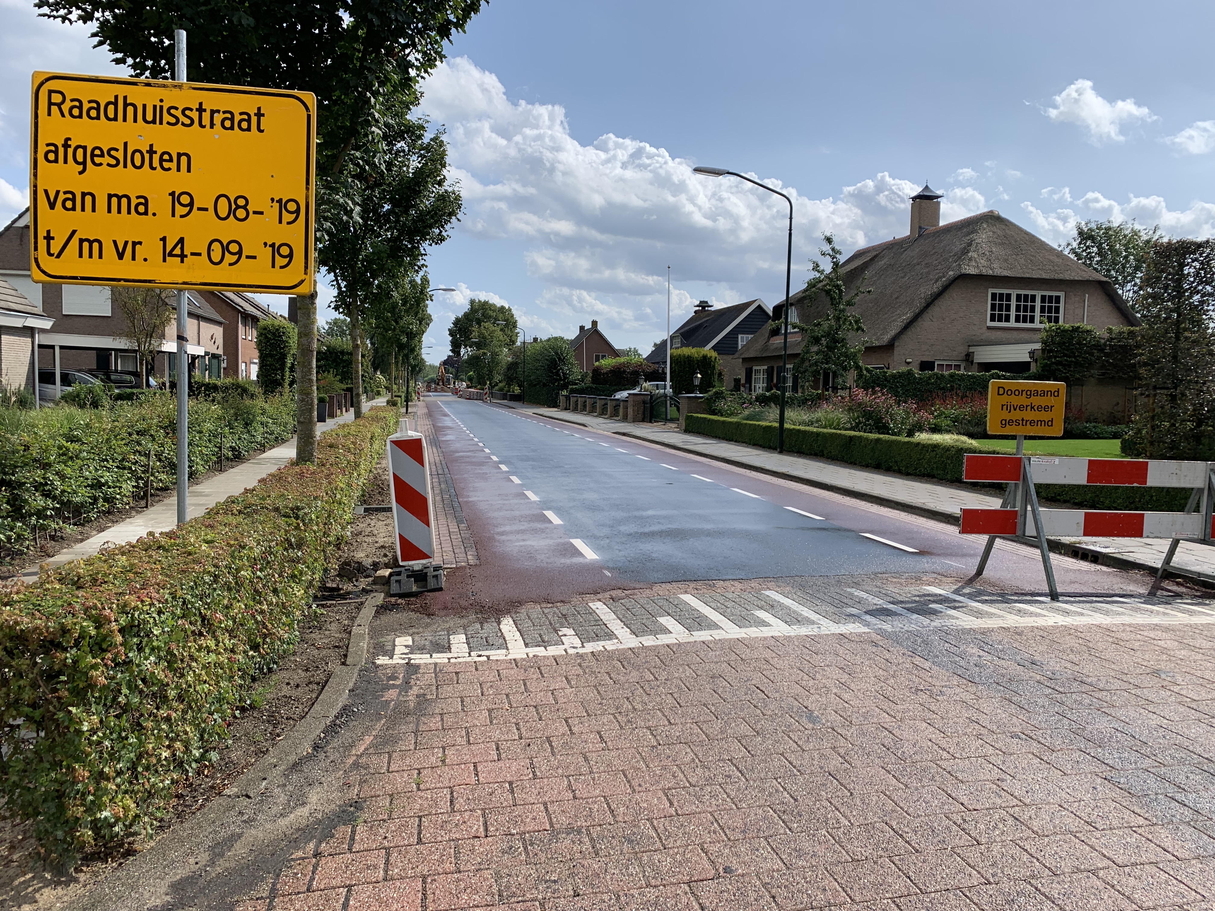 Verkeerstremming aan de Raadhuisstraat in Eethen