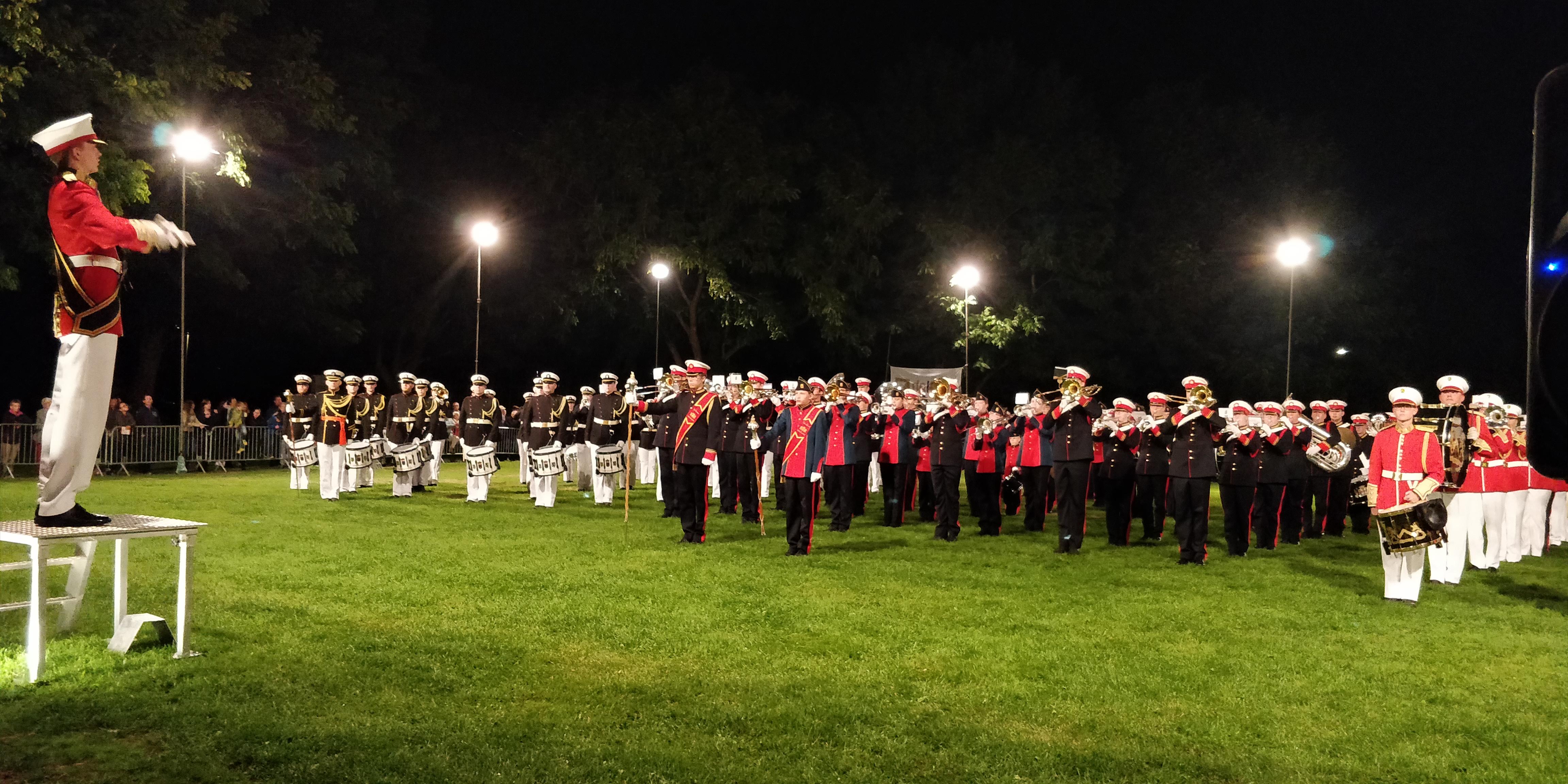 Showkorps Wilhelmina organiseert jaarlijkse Taptoe in Sleeuwijk