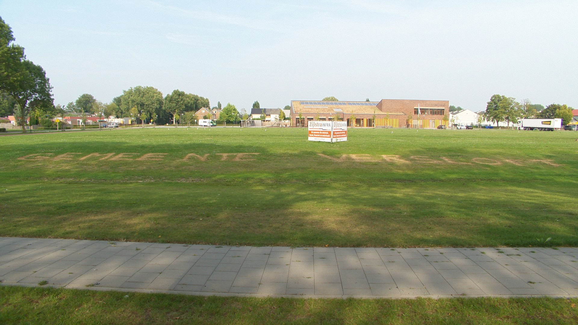 Protest tekst ‘Gemeente versloft’ op veld in Rijswijk