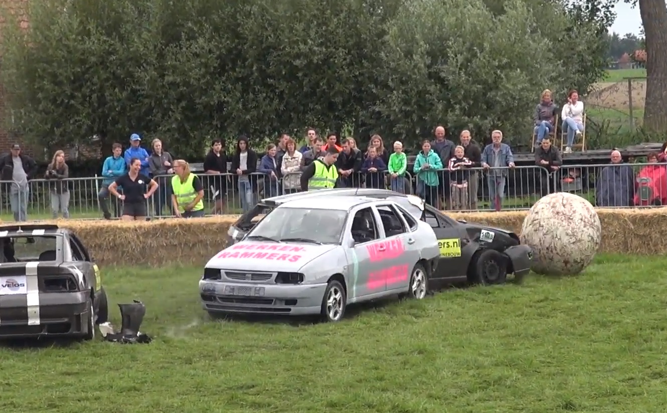 Twee gewonden bij ongeval met sloopauto