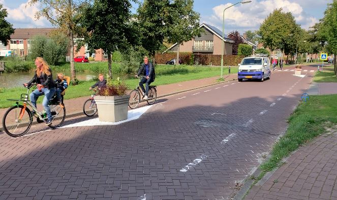 Verkeersremmende bloembakken in Hank zijn aangepast