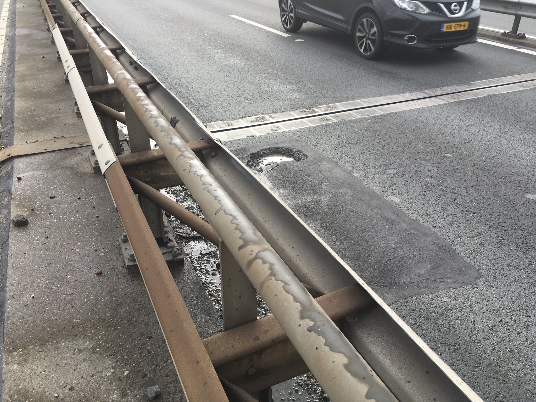 Gat in de weg gaf opnieuw vertraging op Merwedebrug