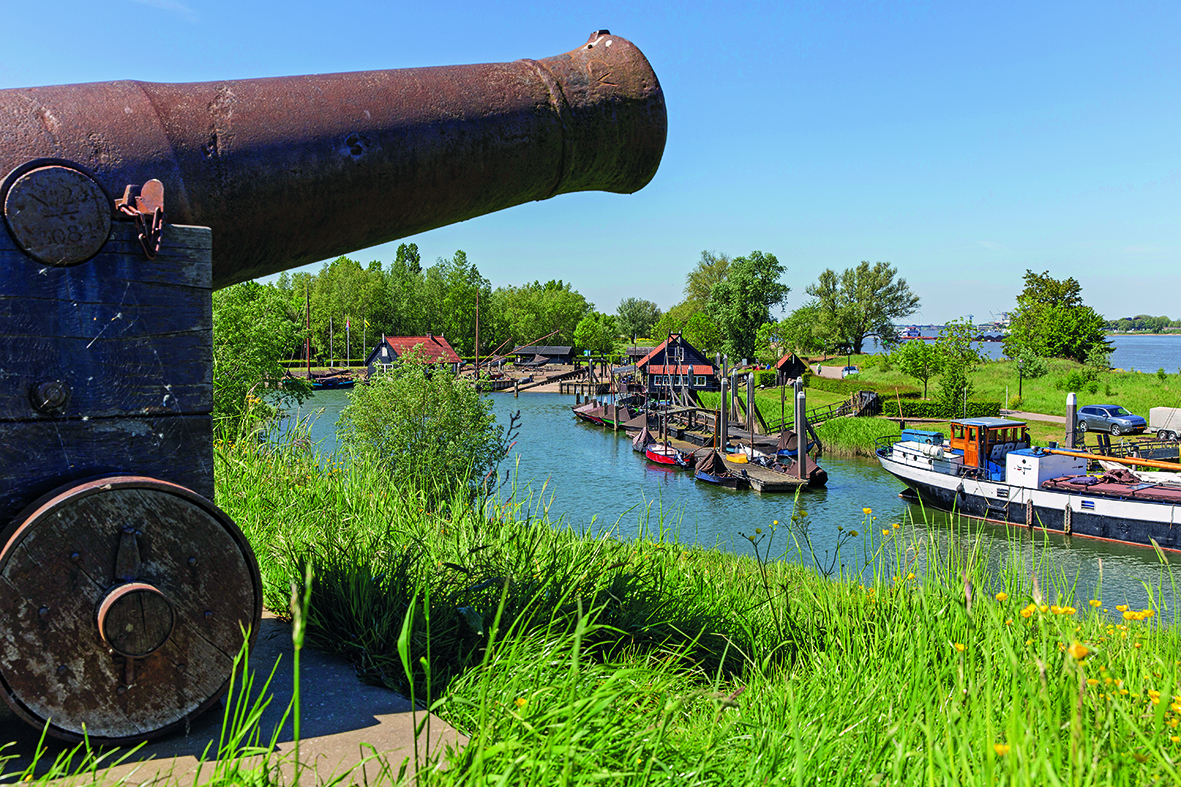 Nieuw boekje over Vesting Woudrichem gepresenteerd