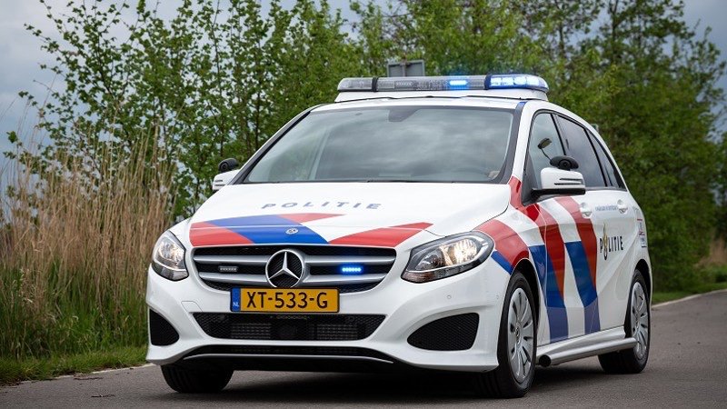 Bestuurder rijdt pand in Nieuwendijk binnen