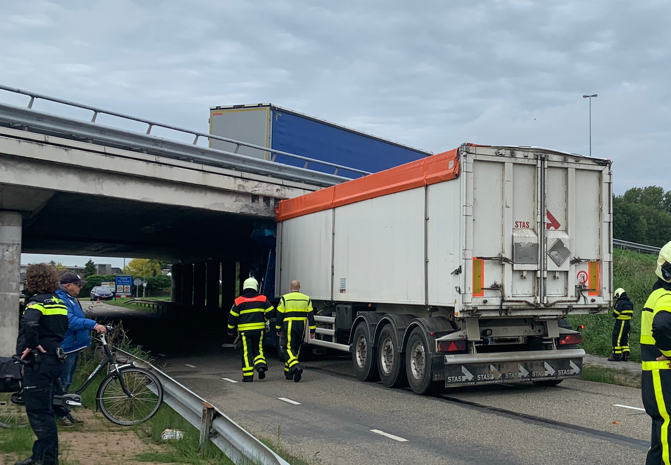 Vrachtwagen klem gereden onder viaduct Hank