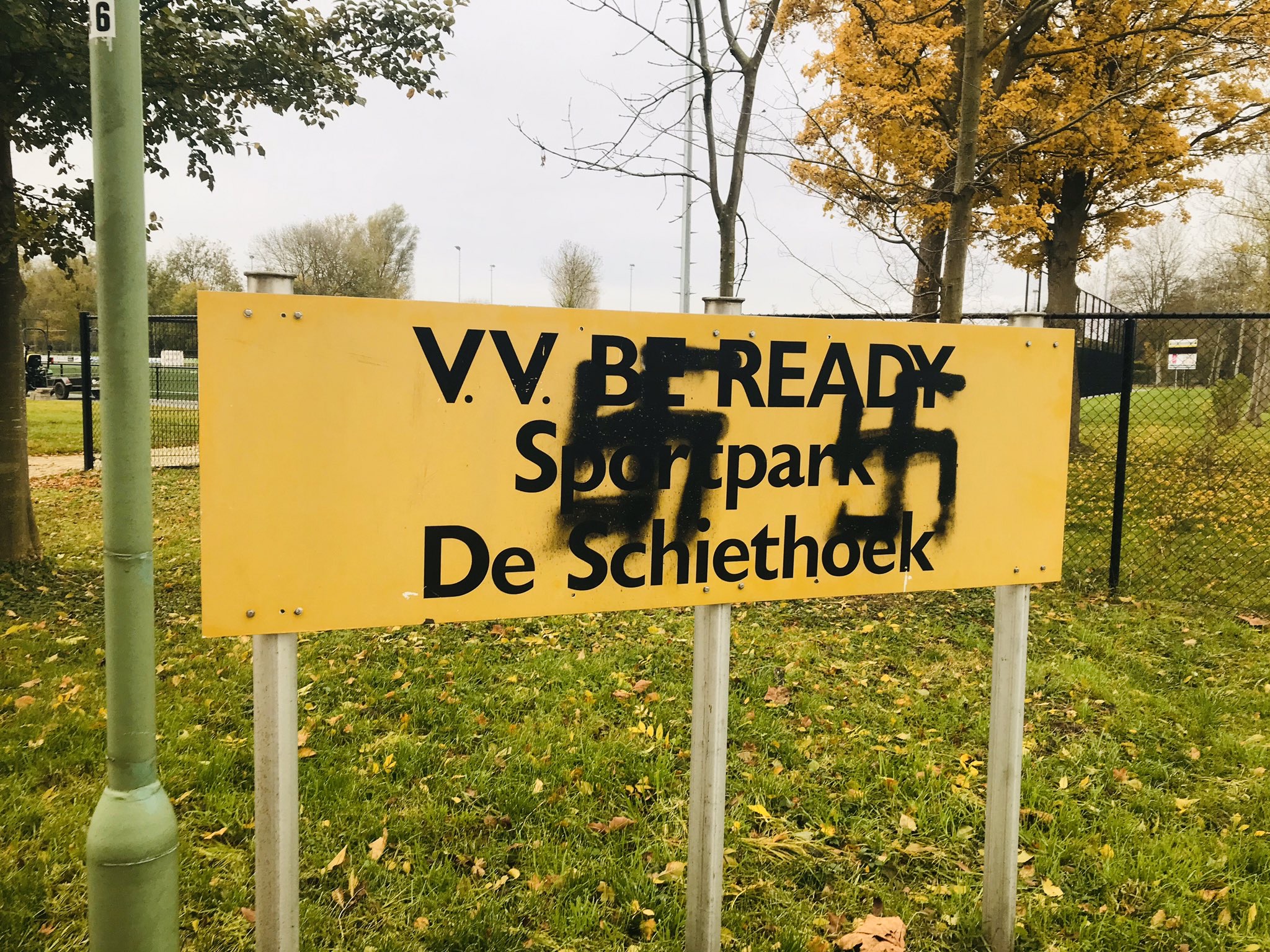 Bekladdingen op sportpark De Schiethoek in Hank