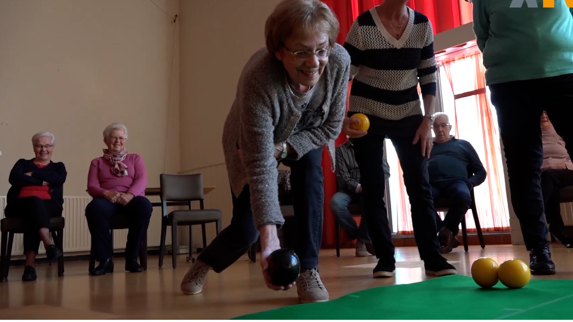 Ouderen in Genderen spelen koersbal in het dorpshuis