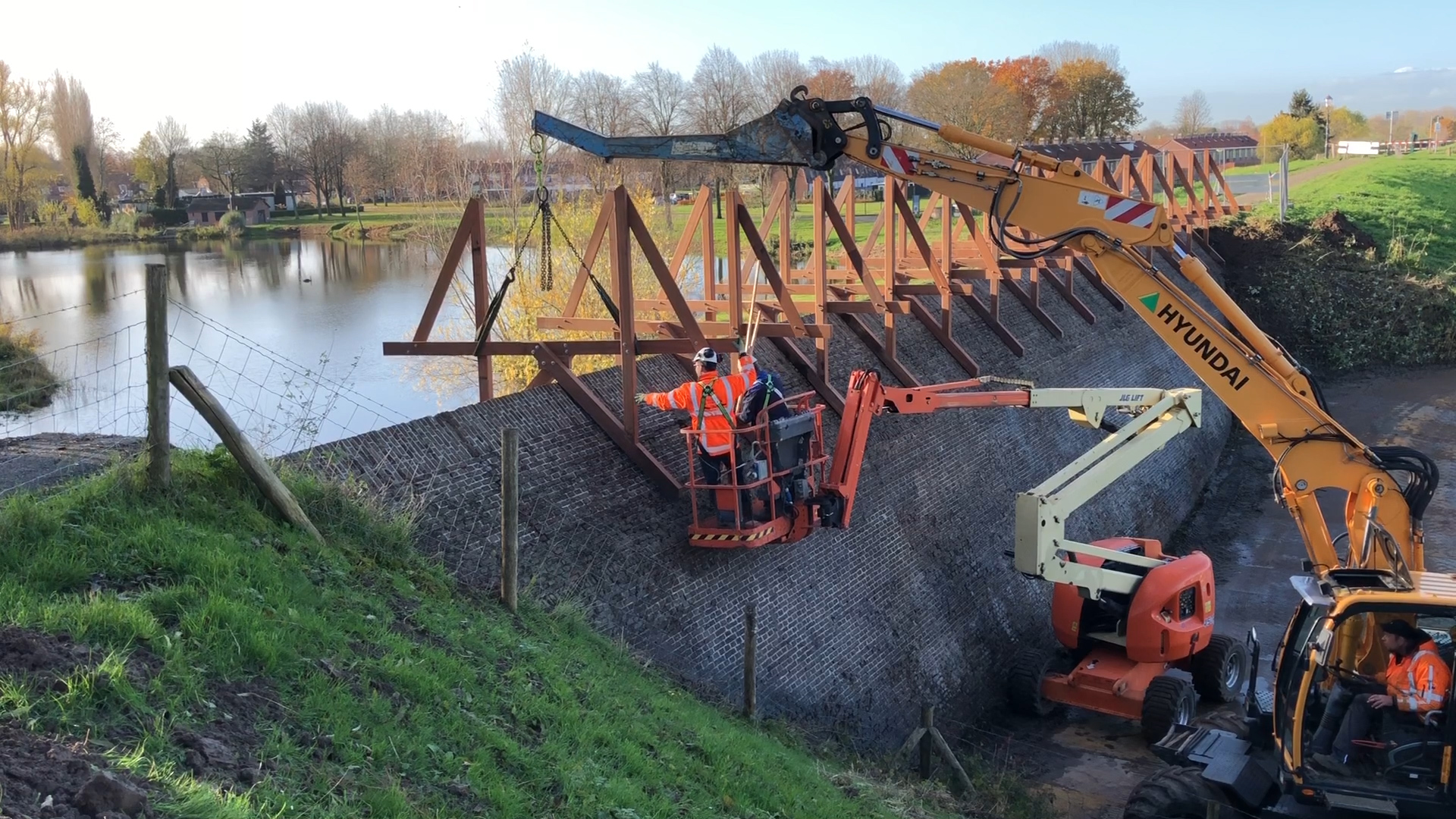 Werkzaamheden bruggetje Woudrichem vorderen gestaag