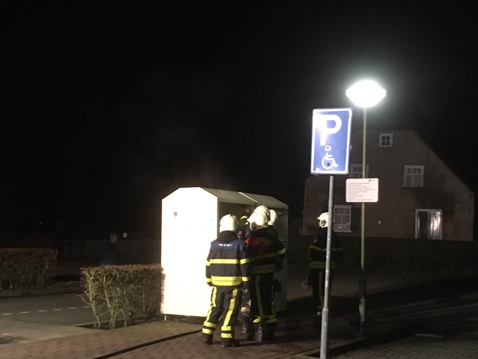 Kledingcontainer in brand in Kerkstraat Hank