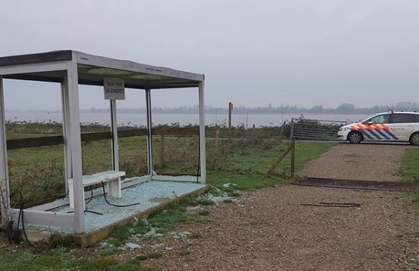 Wachthuisje van de voetveer in Werkendam vernield